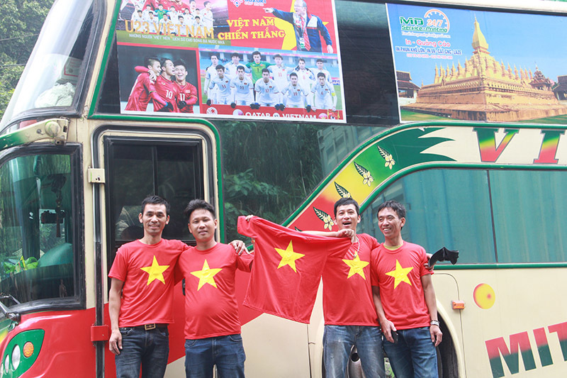 Chuyến xe vượt 1000 km sang Lào tiếp lửa đội tuyển Việt Nam