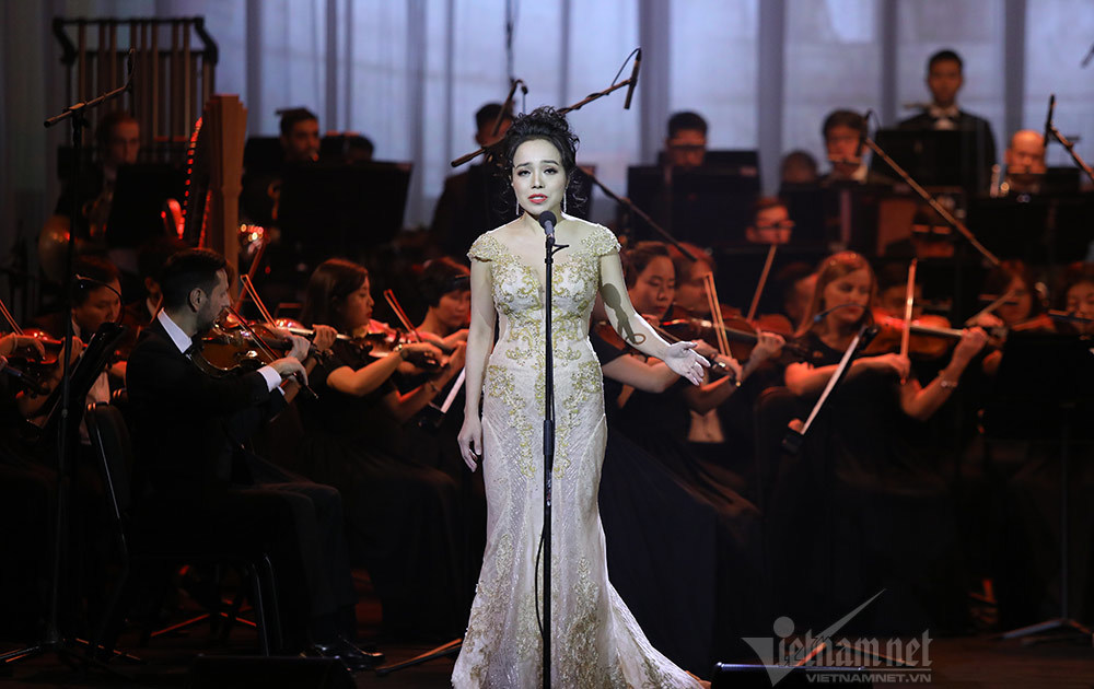 ‘Giọng ca số 1 opera Việt Nam’ hát bolero trong live show