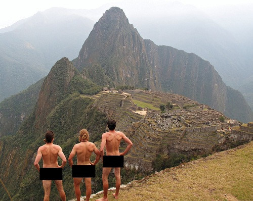 Du khách 'xấu xí': Vẽ bậy lên di tích, chụp khoe thân chốn linh thiêng