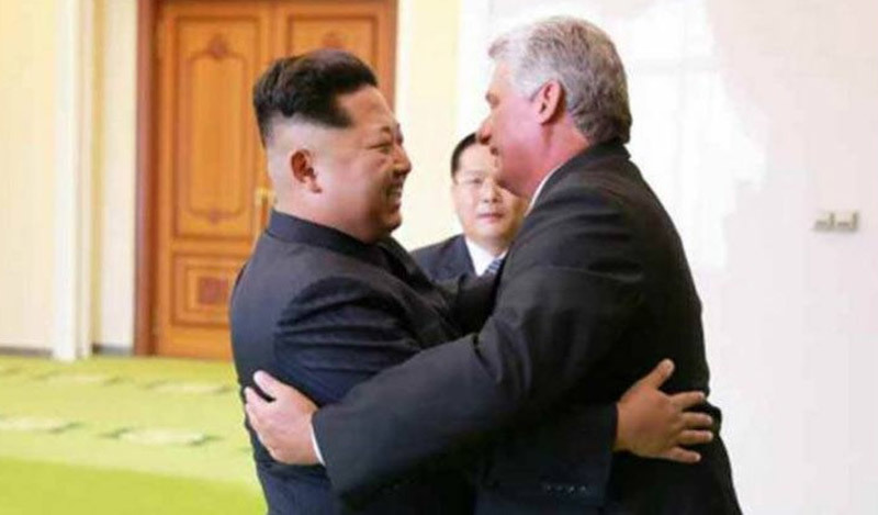 Kim Jong Un tươi cười đón tiếp Chủ tịch Cuba