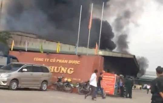 Cháy dữ dội sập nhà xưởng công ty dược ở Hưng Yên