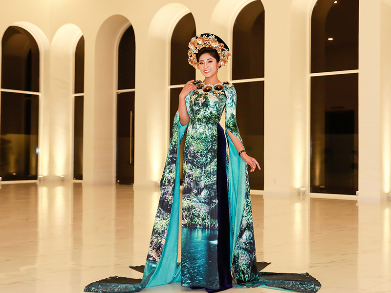 Đặng Thu Thảo đấu giá áo dài xây thư viện cho trẻ em