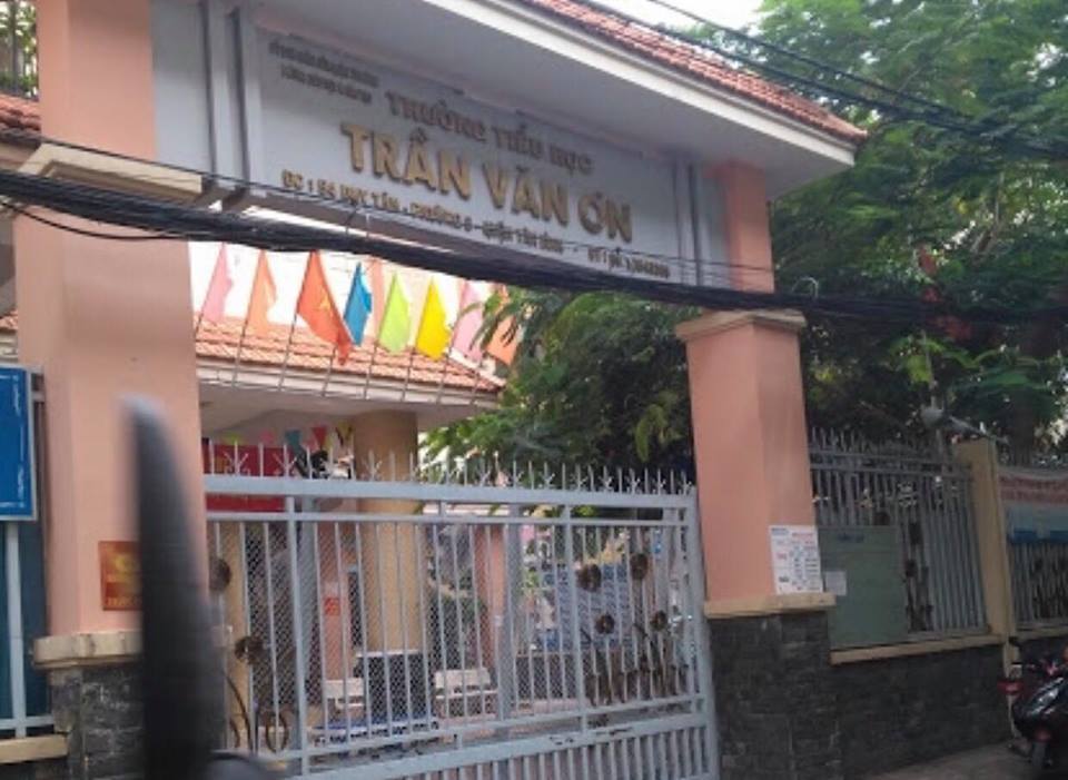 Cô giáo tiểu học bắt học sinh tự tát 32 cái