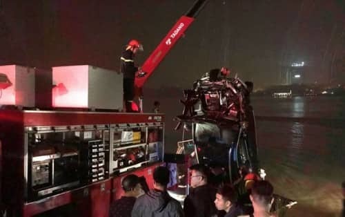 Xác minh người đàn ông có CMND trên Mercedes rơi xuống sông Hồng