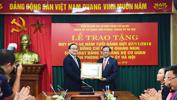 Nguyên Bí thư Hà Nội Phạm Quang Nghị nhận huy hiệu 45 năm tuổi Đảng