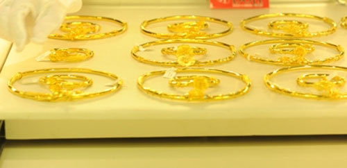 Giá vàng hôm nay 8/11: Donald Trump thất thế, USD tụt, vàng lên