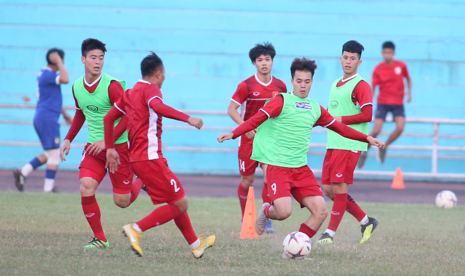 Sân tập cứng như bê tông, tuyển thủ Việt Nam than trời