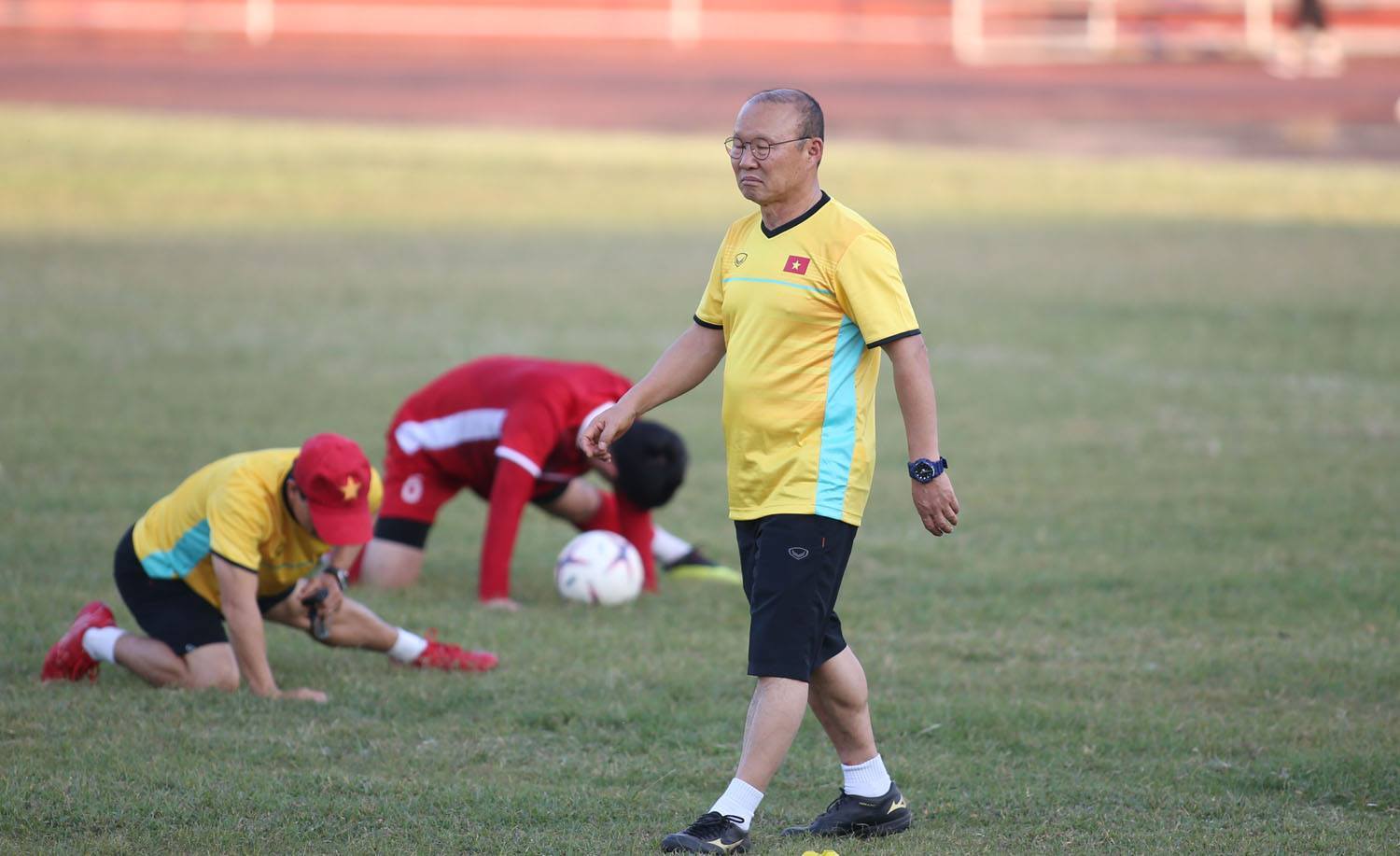 HLV Park Hang Seo âu lo ngày đầu ở Lào