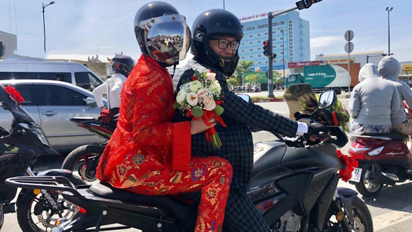 Cô dâu Việt đội mũ bảo hiểm đi xe phân khối lớn về nhà chồng