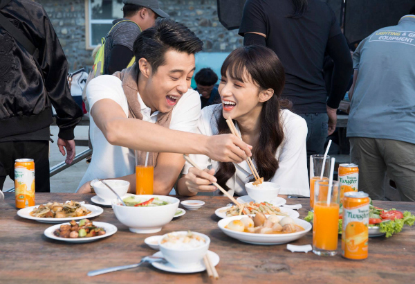 Tin sao Việt 6/11: Sơn Tùng MTP cài hoa trên tai hững hờ bờ vai dưới nước