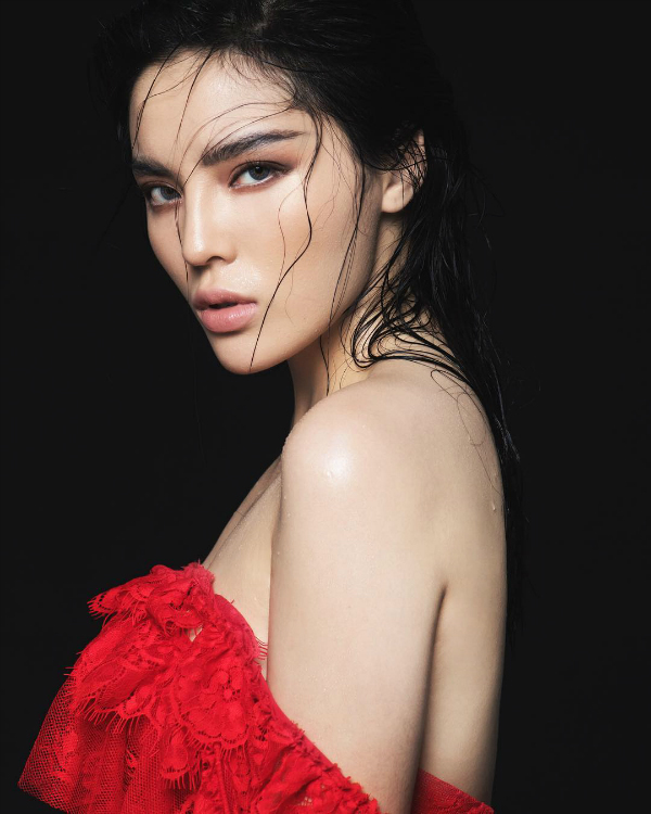 Tin sao Việt 6/11: Sơn Tùng MTP cài hoa trên tai hững hờ bờ vai dưới nước