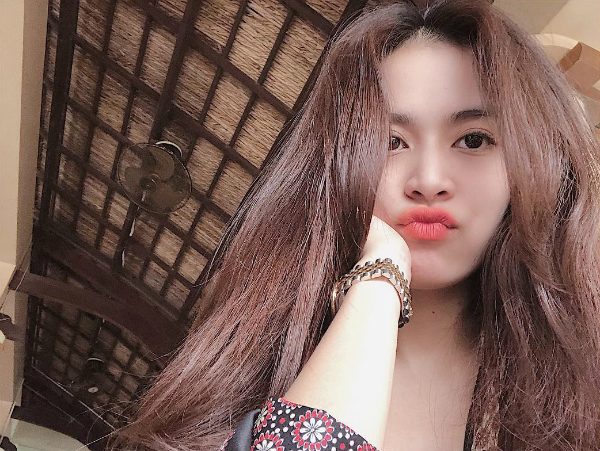 Tin sao Việt 6/11: Sơn Tùng MTP cài hoa trên tai hững hờ bờ vai dưới nước