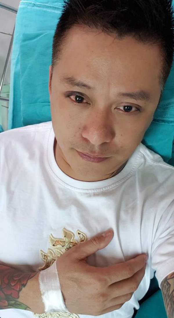 Tin sao Việt 6/11: Sơn Tùng MTP cài hoa trên tai hững hờ bờ vai dưới nước