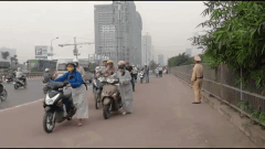 Lạ Hà Nội: Váy ngắn, váy quây ùn ùn dắt xe ngược chiều trước mặt CSGT