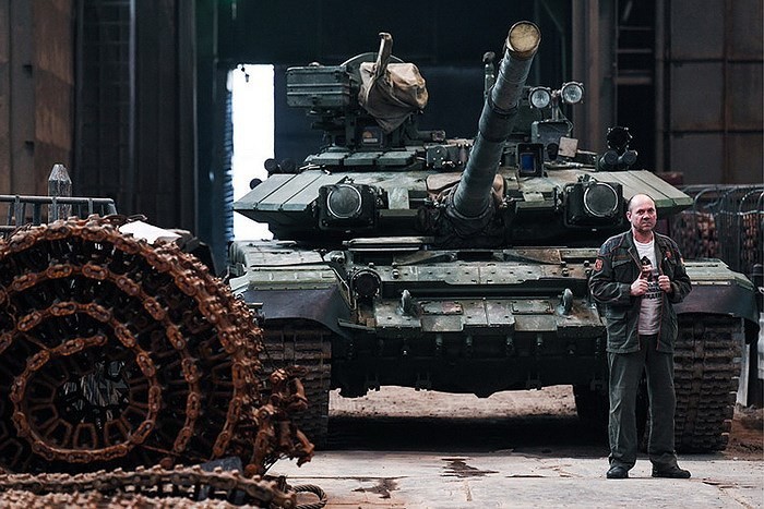 Bức ảnh về xe tăng T-90 sẽ mang lại cho bạn cảm giác đầy thú vị và khát khao khám phá thêm. Với thiết kế hiện đại và sức mạnh tuyệt đối, chiếc xe tăng này đã chiếm được vị trí quan trọng trong lực lượng vũ trang của Nga. Hãy xem bức ảnh này để cảm nhận được sức mạnh của xe tăng T-