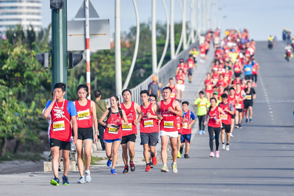 Mâu Thủy, Nhan Phúc Vinh chạy marathon ‘đọ’ sức bền