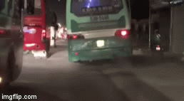 Xe buýt leo vỉa hè, phóng bạt mạng trên quốc lộ ở Sài Gòn