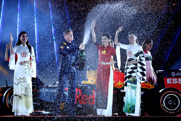 Màn bật champagne ăn mừng vô địch F1 tại Hoàng thành Thăng Long