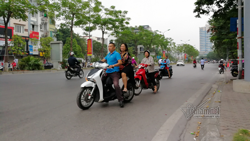 [Image: ao-dai-vay-ngan-cho-tre-nho-di-nguoc-chi...pho-10.jpg]