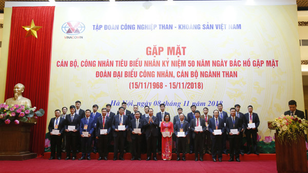 Tập đoàn Công nghiệp Than - Khoáng sản VN báo công dâng Bác