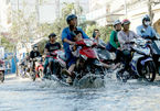 Triều cường đạt đỉnh, dân Sài Gòn cao gối, bịt mũi lội nước thối về nhà
