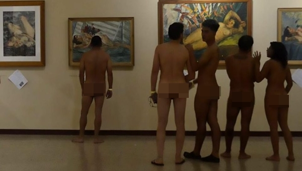 50 người ở trần đi xem triển lãm tranh khỏa thân