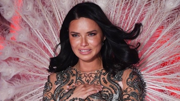 Adriana Lima bật khóc trên sàn diễn chia tay Victoria's Secret sau 20 năm