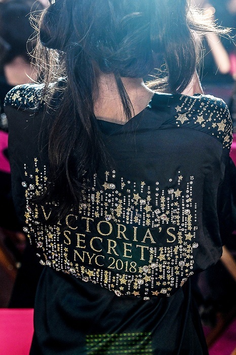 Hậu trường nóng hơn bao giờ hết của show nội y Victoria's Secret 2018
