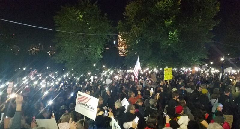 Biểu tình khắp nước Mỹ phản đối ông Trump