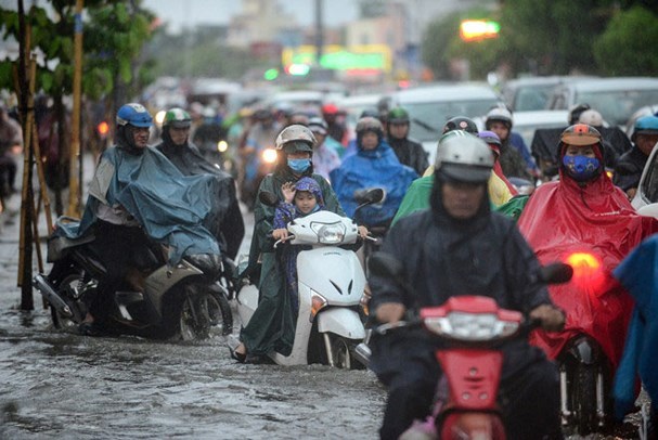 5 thói quen gây hại khi lái xe máy trời mưa