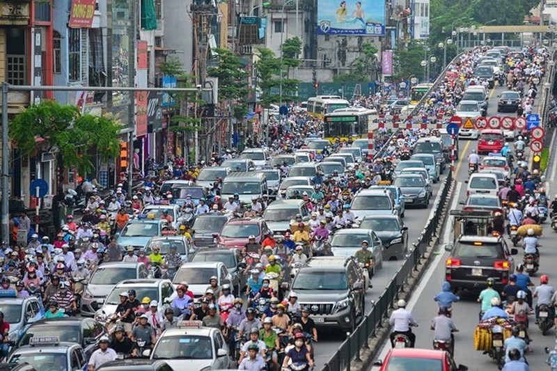 Bảy triệu xe cộ chen nhau: Mua siêu xe không có đường mà đi