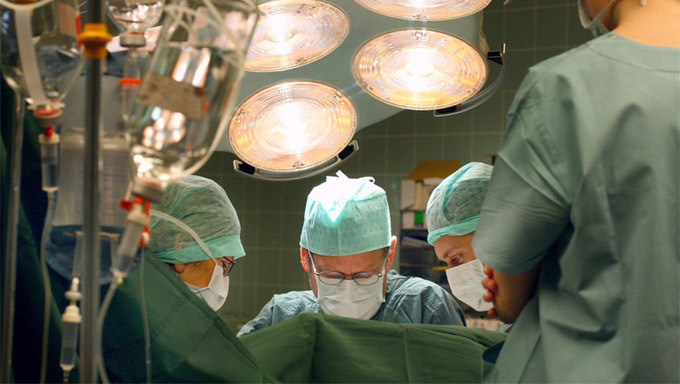 Bệnh nhân hoại tử chân phải, bác sĩ cắt cụt chân trái