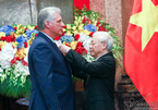 Hình ảnh lễ trao tặng Huân chương Hồ Chí Minh cho Chủ tịch Cuba