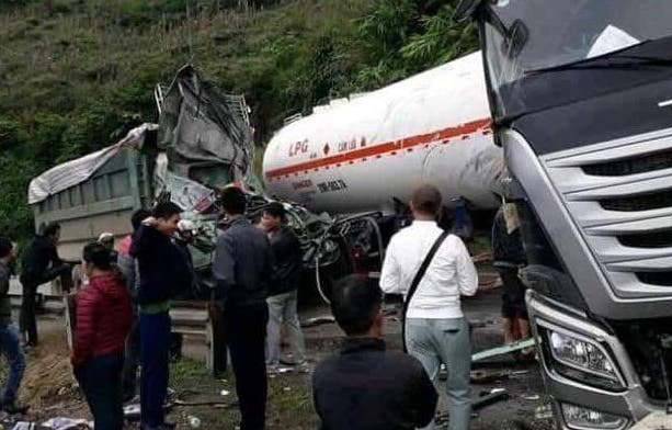 Hòa Bình: Xe bồn đụng xe tải, 2 người bị thương