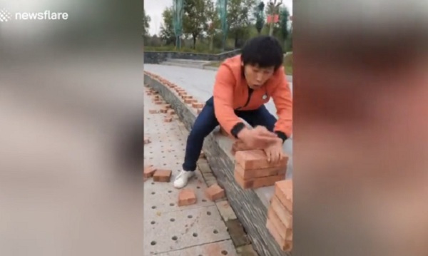 Xem võ sư tay không đập vỡ trăm viên gạch trong nửa phút