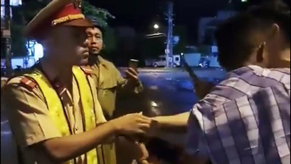 CSGT té ngửa khi giằng co với thanh niên là do trượt chân