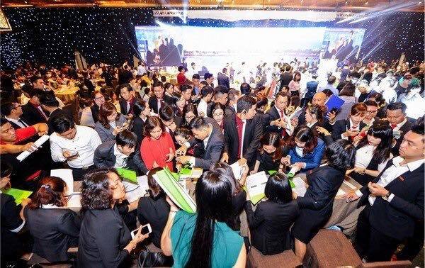 Dân Sài Gòn vung tiền tỷ mua nhà trên cỏ xanh