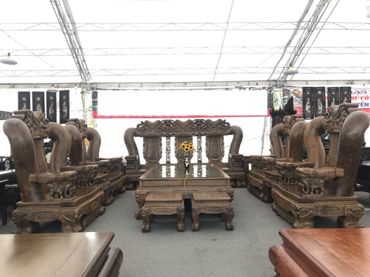 Trong nhà đại gia: Bộ bàn ghế 3,2 tỷ, báu vật vạn niên tùng quý hiếm