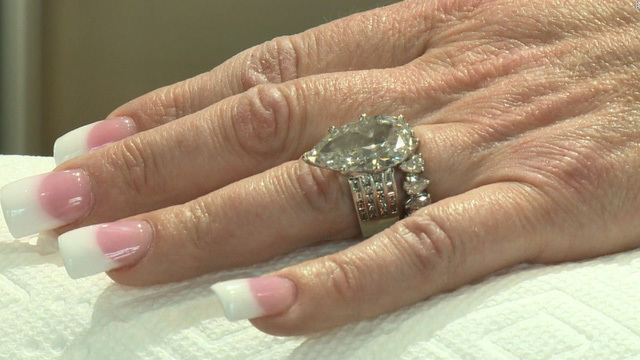 Tìm lại nhẫn kim cương hơn 600 triệu sau khi vô tình ném vào thùng rác