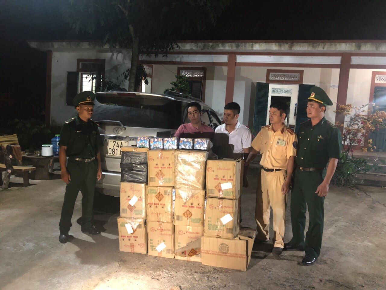 Gần 3 tạ pháo hoa xuyên biên giới về xuôi bị tóm gọn