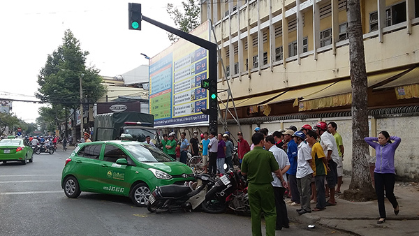Tai nạn giao thông: Taxi Mai Linh lùa hàng loạt xe máy ở Tiền Giang
