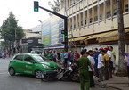 Taxi Mai Linh lùa hàng loạt xe máy, nhiều người la hét kêu cứu