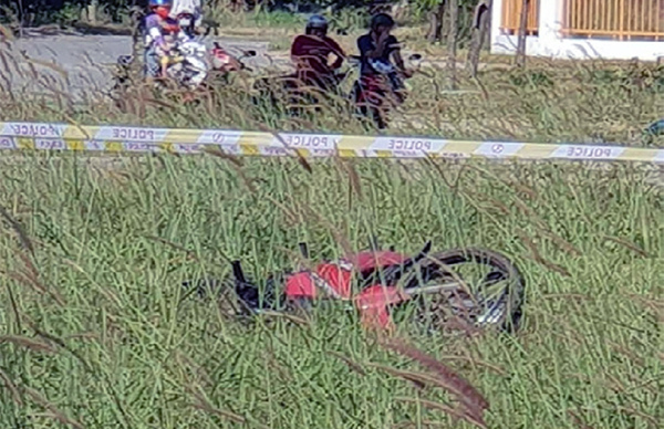 Phát hiện thi thể nam thanh niên bên cạnh xe máy