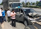 Dừng đèn đỏ 'dính' tai nạn liên hoàn, 5 người trong ô tô kêu cứu