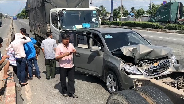 Dừng đèn đỏ 'dính' tai nạn liên hoàn, 5 người trong ô tô kêu cứu
