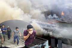 Hà Nội: Cháy ngùn ngụt kho hàng gần bến xe Nước Ngầm