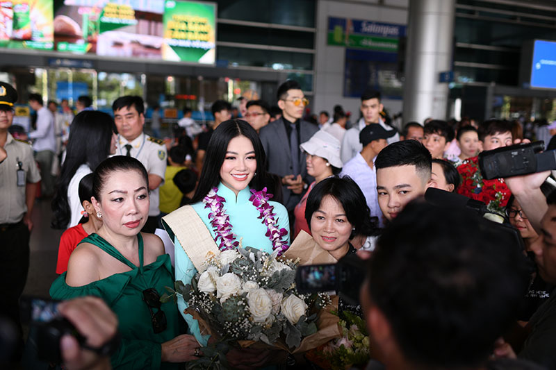 Tân Hoa hậu Trái đất Phương Khánh ôm mẹ nghẹn ngào khi về Việt Nam