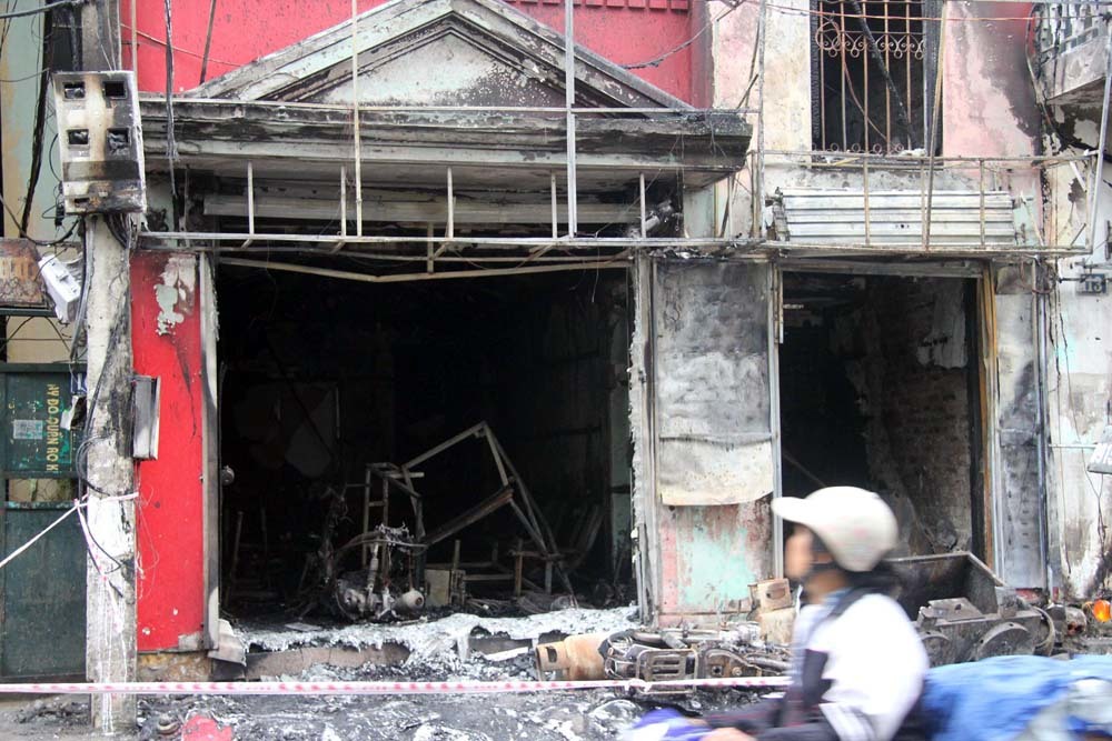 Hà Nội: Ngôi nhà cháy 'trơ khung', 2 người cấp cứu