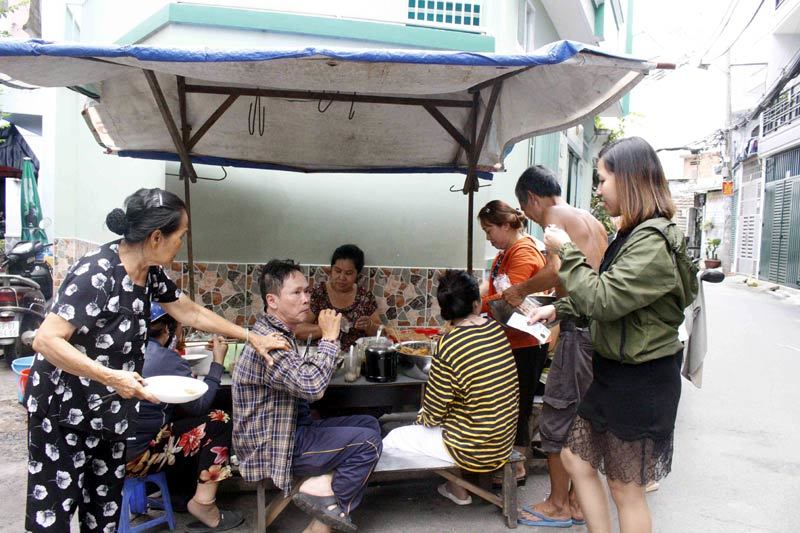 Bí mật phía sau 'mâm chè dì Gái' nổi tiếng bất đắc dĩ ở Sài Gòn