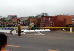Hà Nội: Xe container lật ngang, 2 mẹ con chết thảm dưới thùng